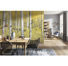 Wohnraum mit Fototapete Birkenwald im Herbst, Esstisch und Bücherregal