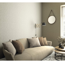 Wohnzimmer mit Tapete, Sofa, Lampe und Spiegel
