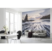 Salon avec papier peint photo d''un paysage côtier avec des rochers et la mer