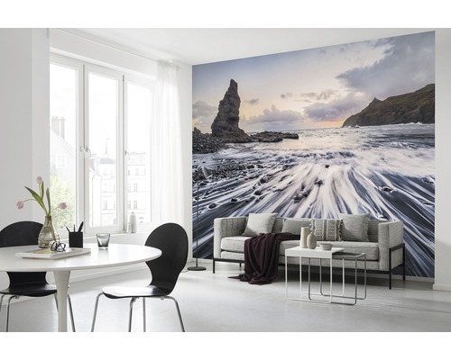 Salon avec papier peint photo d''un paysage côtier avec des rochers et la mer