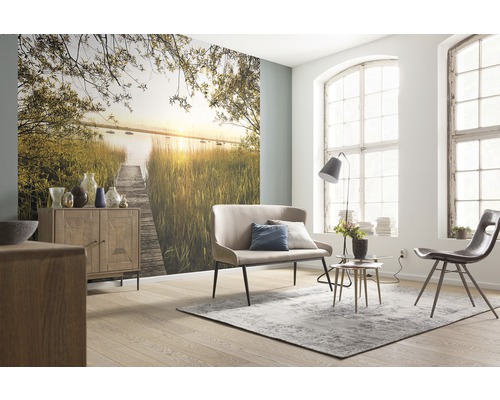 Helles Wohnzimmer mit Fototapete, Sofa und Holzmöbeln
