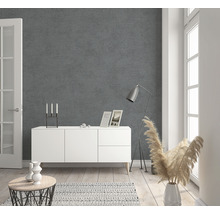 Salon avec mur gris, buffet blanc, lampe et décoration