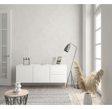 Salon lumineux avec buffet blanc, lampadaire et décorations.