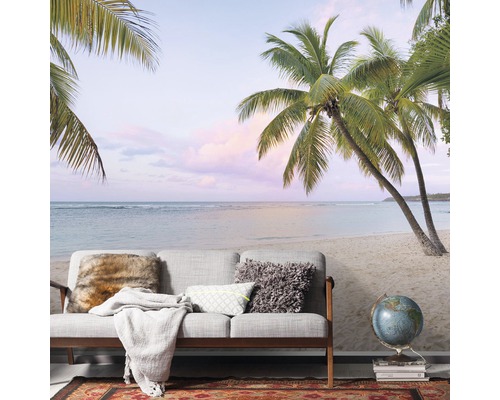 Salon avec papier peint photo motif plage, canapé et décorations