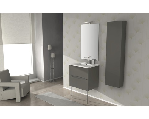 Salle de bains moderne avec meuble sous-lavabo, miroir et armoire haute