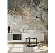 Salon avec papier peint à motifs, commode, tabouret et lampadaire