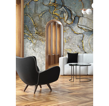 Salon avec fauteuil, canapé et papier peint mural décoratif