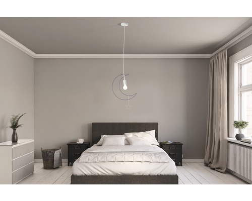 Schlafzimmer mit Bett und Mond Hängelampe
