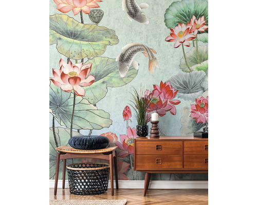 Décoration intérieure avec papier peint à motifs de lotus et de carpes, combinée avec une commode en bois et des décorations.