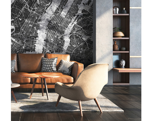 Salon avec canapé en cuir marron, fauteuil et papier peint mural avec plan de la ville