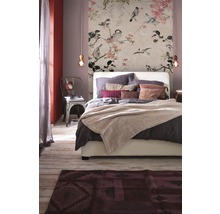 Chambre à coucher avec papier peint floral, lit et tapis