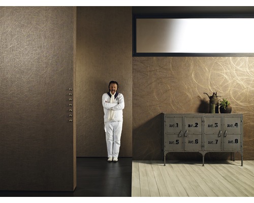 Exemple d''aménagement avec papiers peints à motifs, commode et une personne