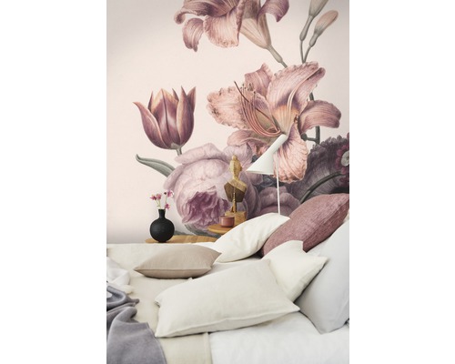 Chambre avec papier peint photo floral, lit et décoration