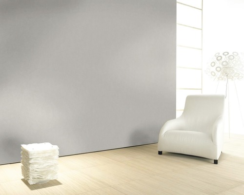 Salon lumineux avec fauteuil, lampe et décoration