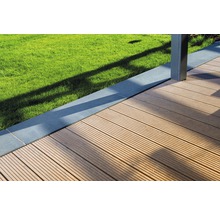 Nahaufnahme einer Holzterrasse neben Rasenfläche und einer Einfassung