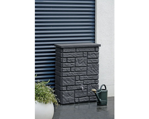 Regentonne in Steinoptik mit Wasserhahn und Gießkanne