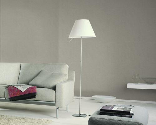 Salon avec lampadaire, canapé et tabouret