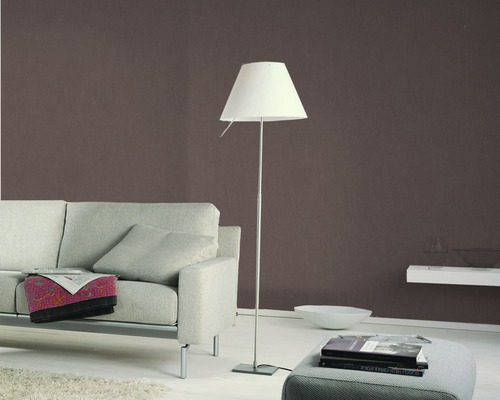 Salon avec canapé, lampadaire et table d''appoint pour une atmosphère claire et accueillante