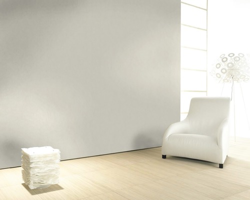 Helles Wohnzimmer mit Sessel, Stehlampe und Dekoration