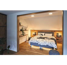 Chambre à coucher avec lit, tables de chevet, étagères et éléments en bois