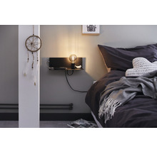 Chambre avec lit, table de chevet, lampe et attrape-rêves