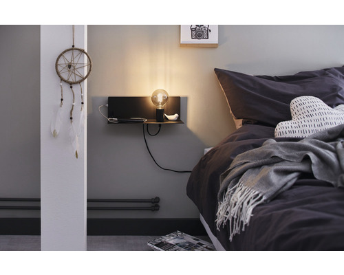 Schlafzimmer mit Bett, Nachttisch, Lampe und Traumfänger