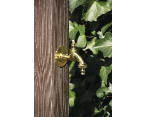 Robinet de jardin en laiton sur un mur en bois
