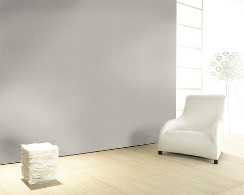 Salon lumineux avec fauteuil et éléments décoratifs