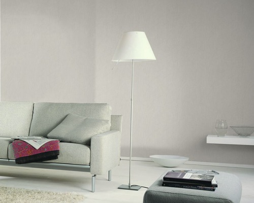 Salon avec canapé, lampadaire et table d''appoint