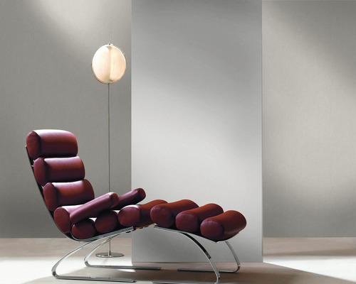 Scène avec une chaise longue à coussins à rouleaux et un lampadaire.