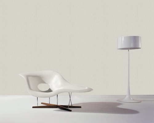 Scène avec un fauteuil blanc avec un trou et un lampadaire blanc