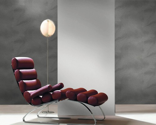 Fauteuil avec repose-pieds et lampadaire dans la pièce