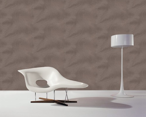 Intérieur élégant avec chaise design, lampadaire et décoration murale décorative pour une ambiance de vie moderne.