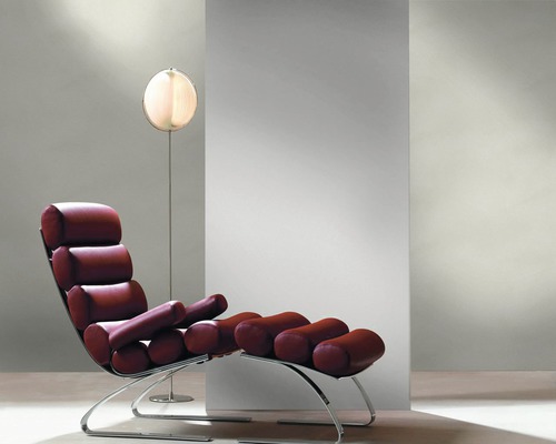 Fauteuil lounge avec structure chromée et éléments rembourrés et lampadaire