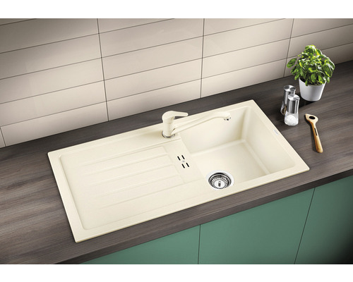 Évier avec égouttoir et robinet de cuisine sur un plan de travail