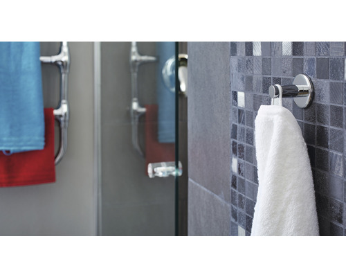 Badezimmer mit Handtuchhalter und weißem Handtuch an gefliester Wand