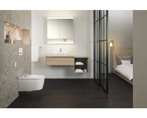 Helles Badezimmer mit Toilette, Waschtisch und Spiegel