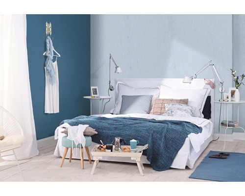 Chambre moderne avec lit, tables de chevet, textiles et éléments décoratifs