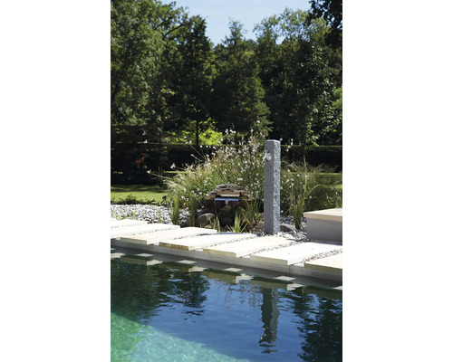 Garten mit Wasserfall, Steinelementen und Pool