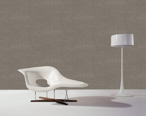 Vue d''une pièce avec papier peint marron, chaise et lampadaire