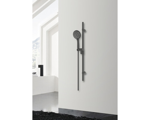 Ensemble de douche avec barre de douche sur un mur de salle de bains