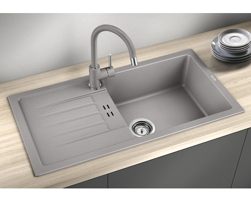 Spüle mit Abtropffläche und Wasserhahn auf einer Küchentheke