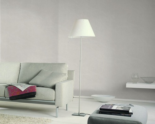 Salon avec lampadaire, canapé et décoration