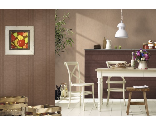 Salle à manger décorative avec table en bois, chaises et tableau avec des motifs de pommes
