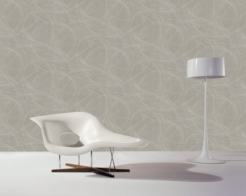 Scène d''intérieur avec papier peint beige à motif de lignes circulaires, une chaise et un lampadaire