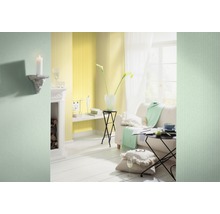Helles Wohnzimmer mit gelber Tapete, Sofa und Dekoration