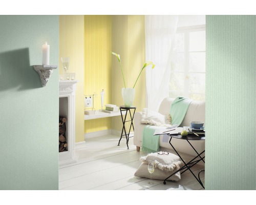 Salon lumineux avec papier peint jaune, canapé et décoration
