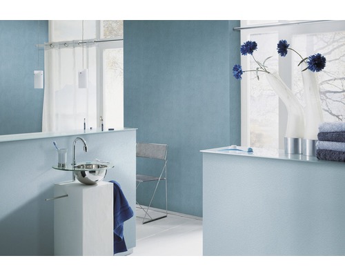 Modernes Badezimmer mit Waschbecken, Handtüchern und floralen Akzenten