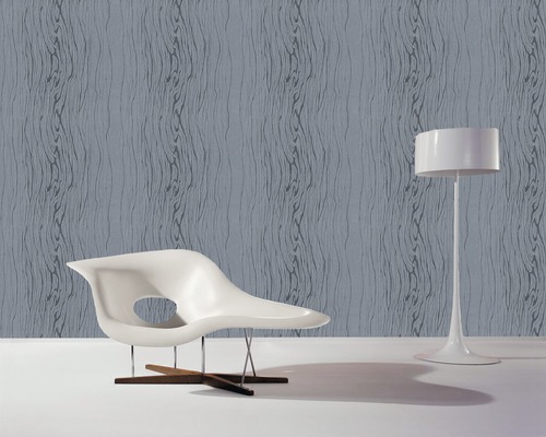 Pièce avec papier peint imitation bois, chaise et lampadaire