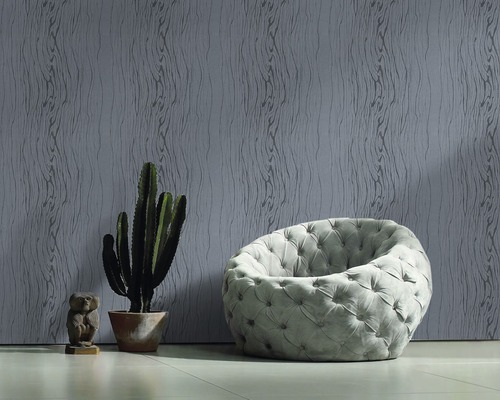 Salon avec papier peint imitation bois, fauteuil, cactus et décoration